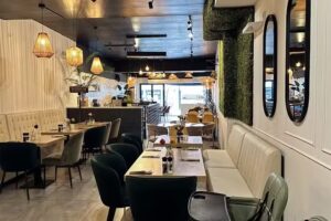 Ayos Lunchroom. Voor Ontbijt, Lunch en Diner