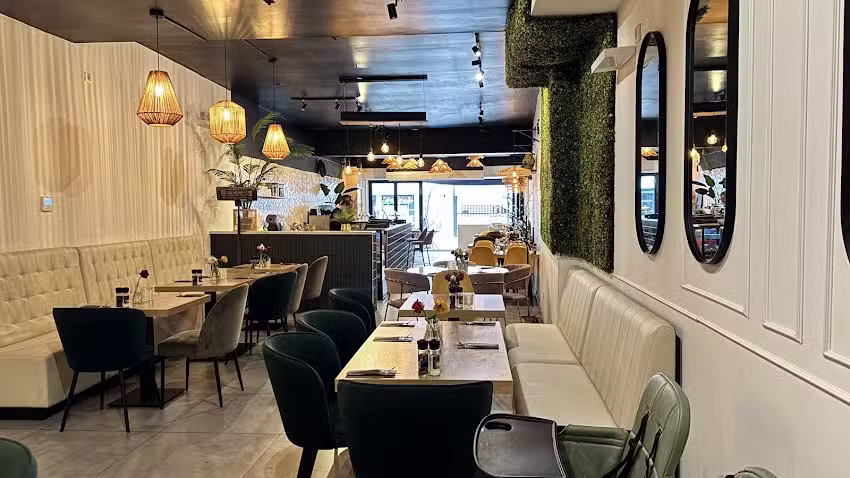 Ayos Lunchroom. Voor Ontbijt, Lunch en Diner