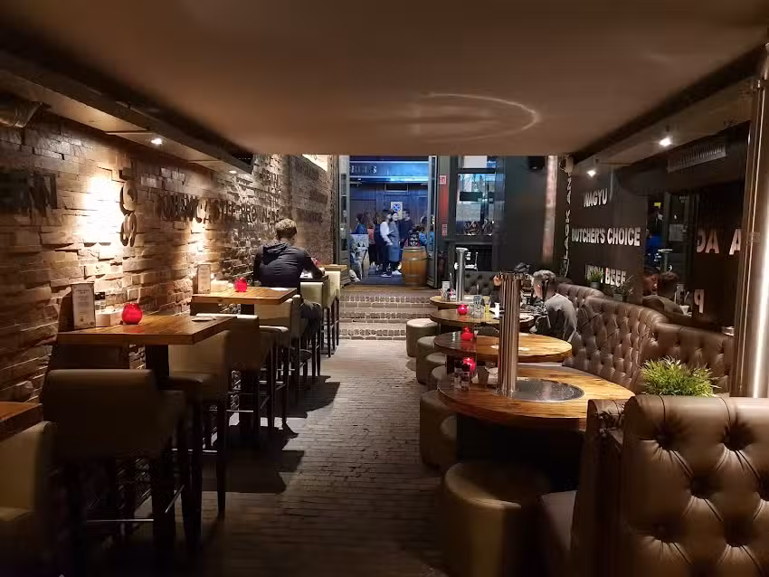 Bar-B Burgers &lsquo;N&rsquo; Beer