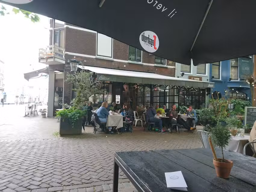 Caf&eacute; Elize bij &lsquo;t Plein