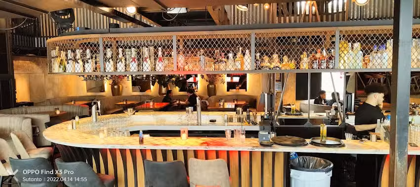 Caf&eacute; in The City