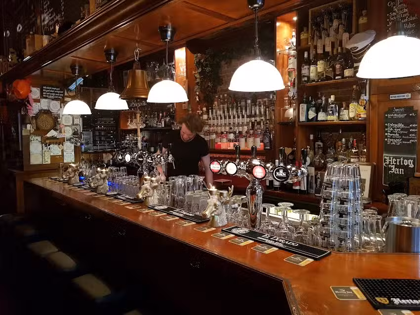 Caf&eacute; Momfer De Mol