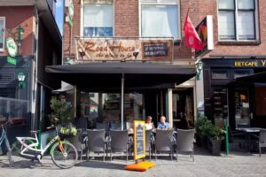 Caf&eacute; Road House