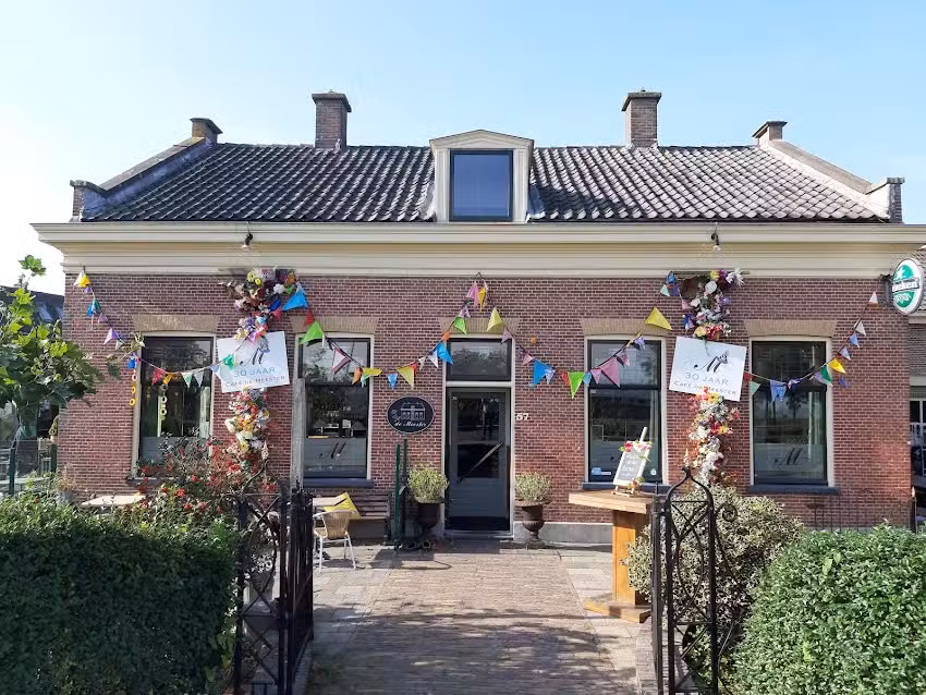 De Meester, Caf&eacute; en Zalen