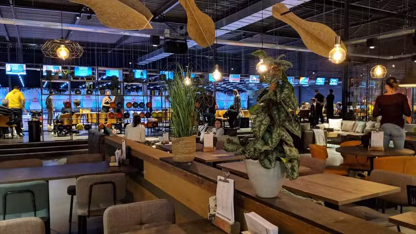 Dolfijn -the plays to be- bowlen/ indoor minigolf/ karaoke/ shuffleboard/ restaurant