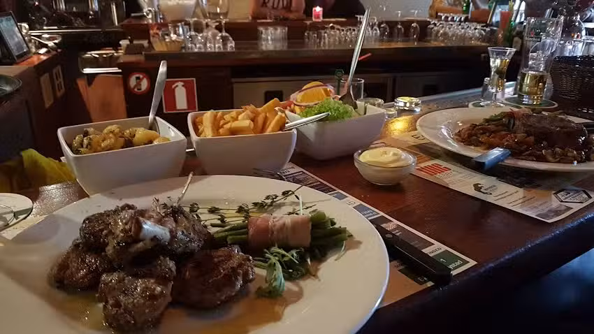 Eetcaf&eacute; Full House