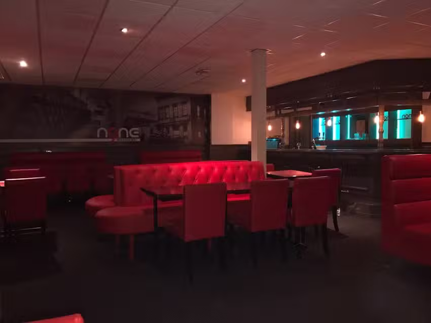 Eetcaf&eacute; N9NE Beer, Food & Wine