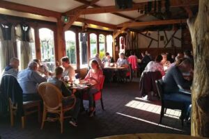 Eeterij, Feesthut en Camping de Hoezemoos