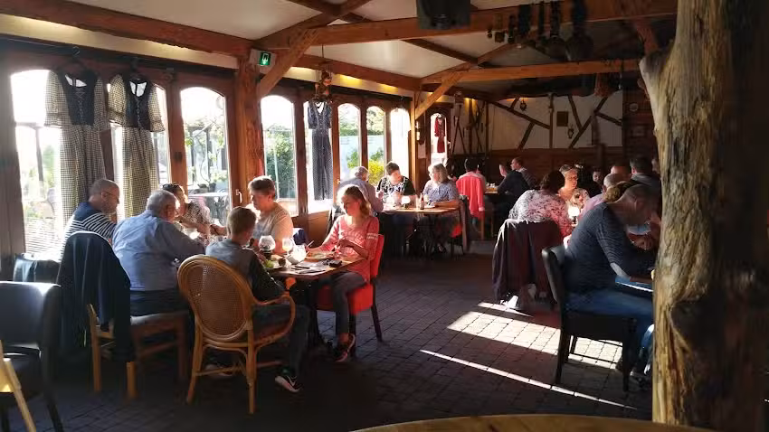 Eeterij, Feesthut en Camping de Hoezemoos