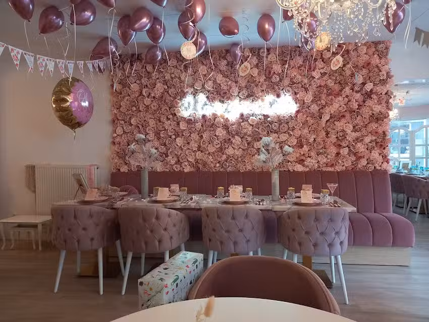 Fa&rsquo;s Tearoom & Cakeboutique