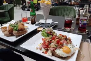 Grand Caf&eacute; La Porte