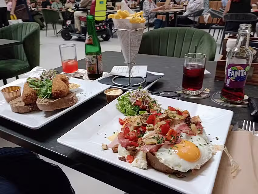 Grand Caf&eacute; La Porte