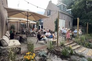 Grand Caf&eacute; Sons & Daughters