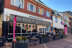 Grand caf&eacute; time for you