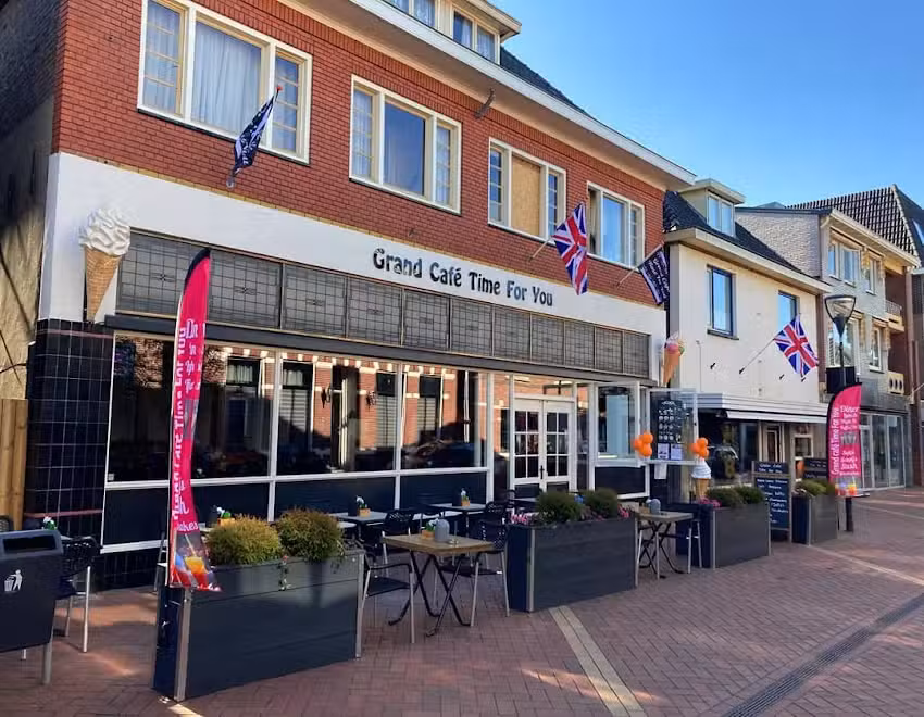 Grand caf&eacute; time for you