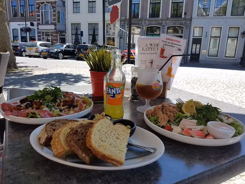 In de Roos Zaltbommel, lunchcaf&eacute; (Cello)