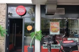 Johnny&rsquo;s Burger & O&rsquo;Tacos