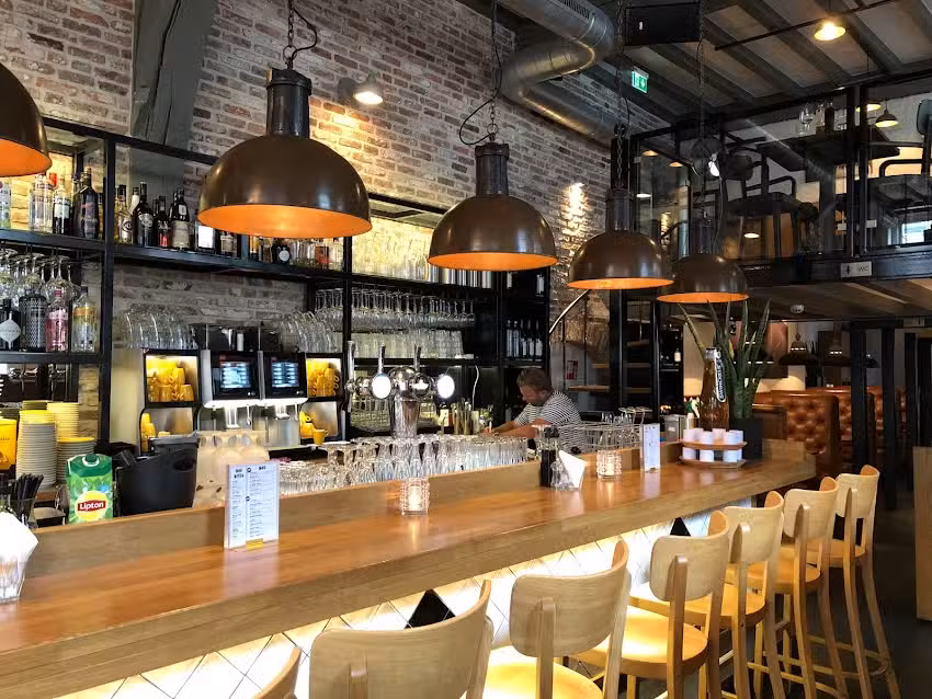 Lou &ndash; Op de hoek