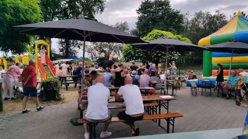 n Veldhook spelen en eten familierestaurant