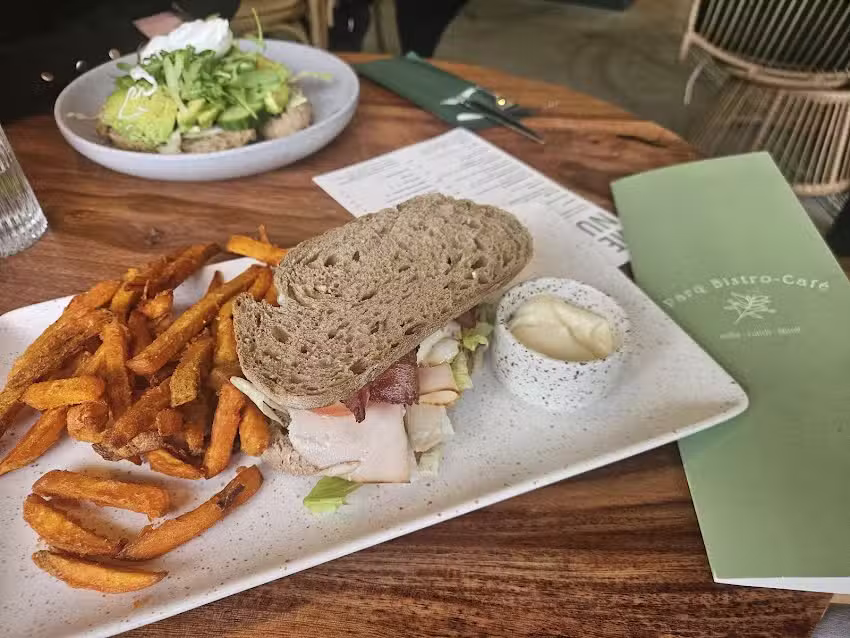 Parq Bistro-Caf&eacute;