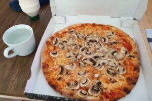 Pizzeria Shoarma De Essen: bestel via pizzeriadeessen.nl