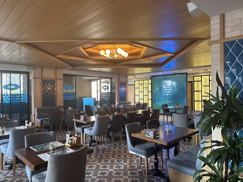 Reina Cafe & Restaurant