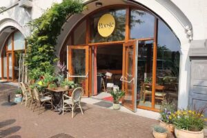Roosje, caf&eacute;, restaurant, terras.