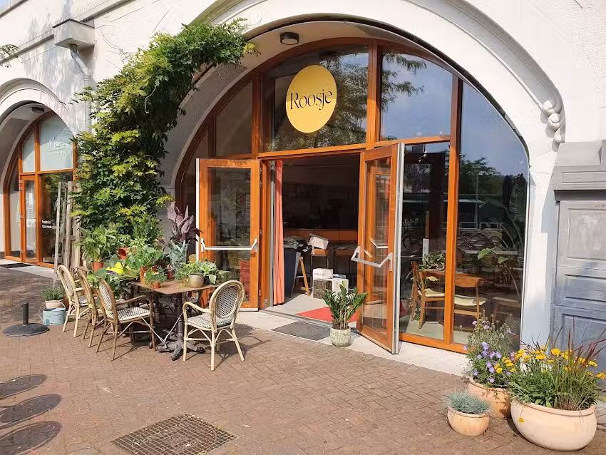 Roosje, caf&eacute;, restaurant, terras.