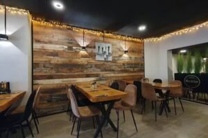 Schnitzel en Spies by Tiroler Stuberl