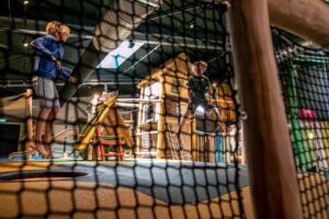 Skik binnen speeltuin/bowlingbaan