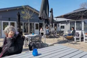 Strandpaviljoen &eacute;vive aan het water