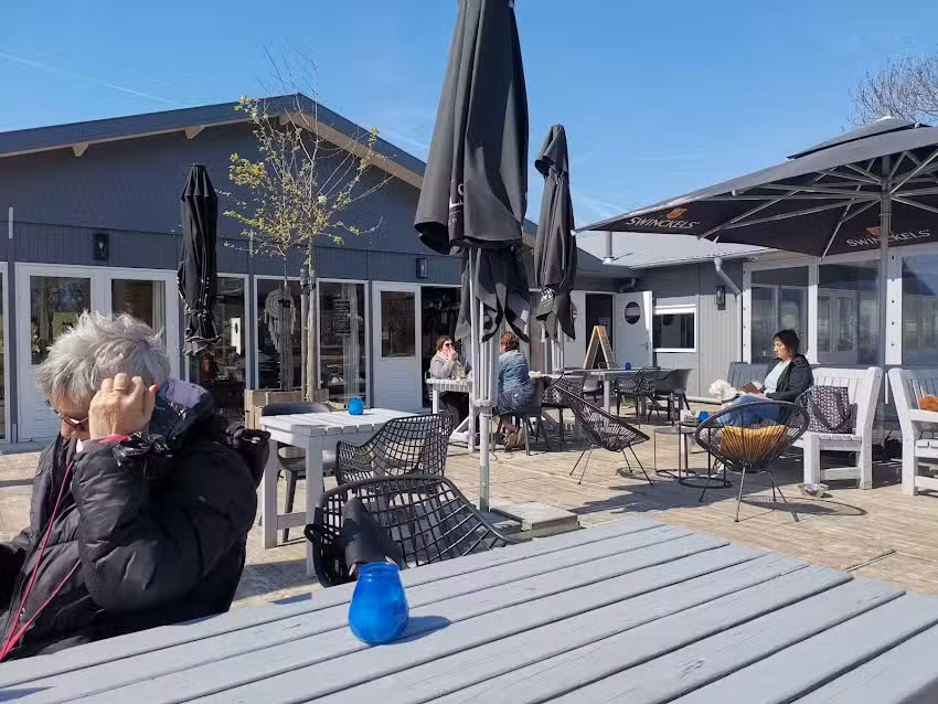 Strandpaviljoen &eacute;vive aan het water