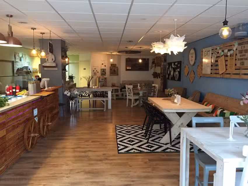 Sushi and Pok&eacute; bar