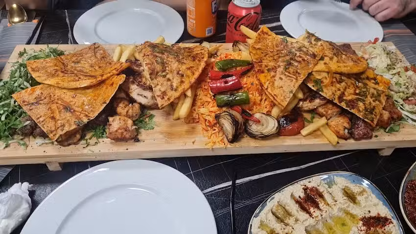 Syriana Restaurant & shisha lounge مطعم واراكيل سيريانا