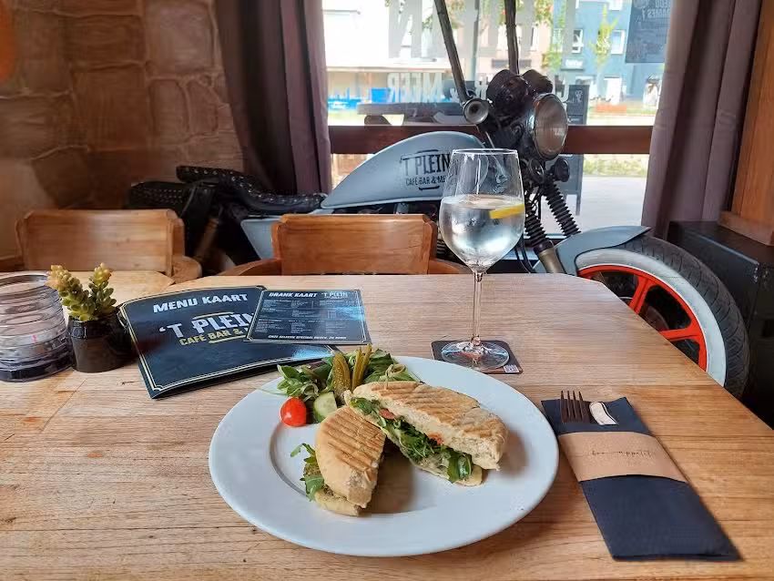 &rsquo;t Plein Cafe Bar & Meer