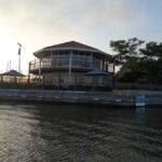 Terras aan het water