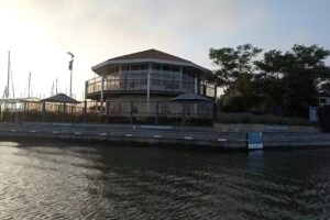 Terras aan het water