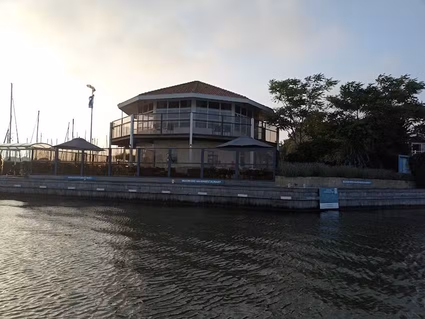 Terras aan het water
