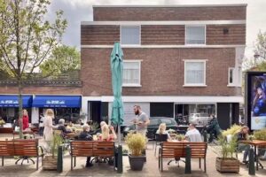 the UPSIDE caf&eacute;