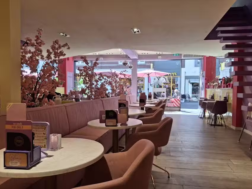 Vanilla Vibes Caf&eacute;