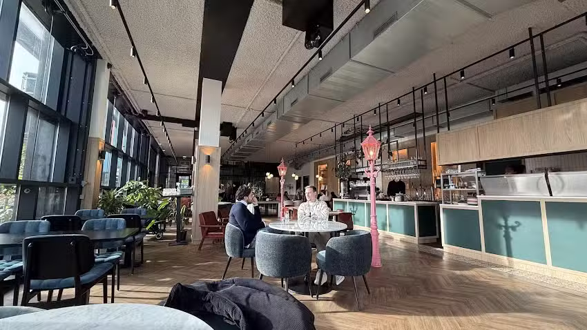 Velvet Square Caf&eacute;