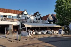 Zilt lounge- en eetcaf&eacute;